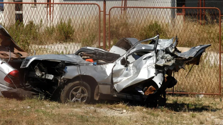 Mercedesom se zabili u stup semafora