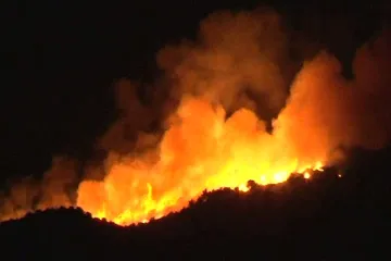 Noćne snimke velikog požara na Čiovu