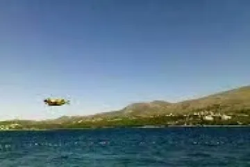 S plaže gledali kanadere kako kupe vodu