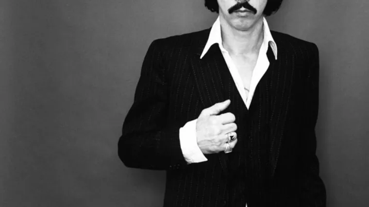 Poslušajte roman Nicka Cavea