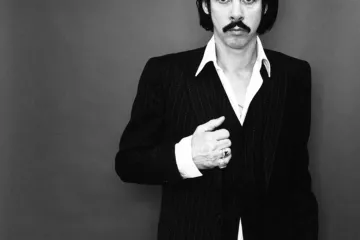 Poslušajte roman Nicka Cavea