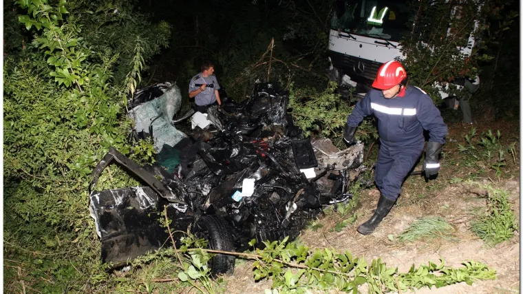 Poginuli pod kotačima kamiona