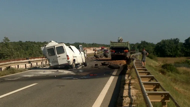 Stravični sudar kombija s kamionom