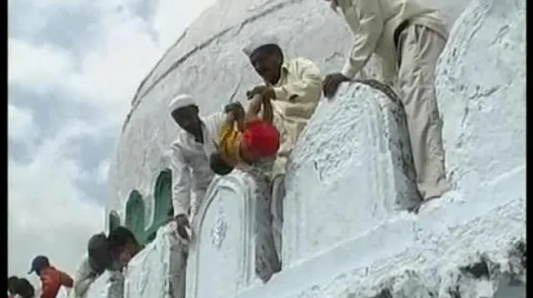 Kako u Indiji bacaju djecu s krova hrama