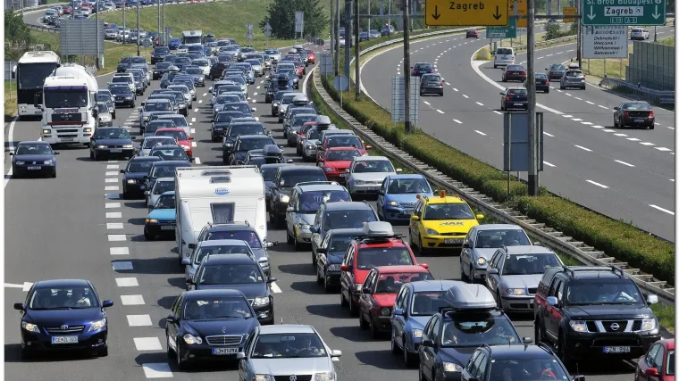 Kilometarske kolone prema moru