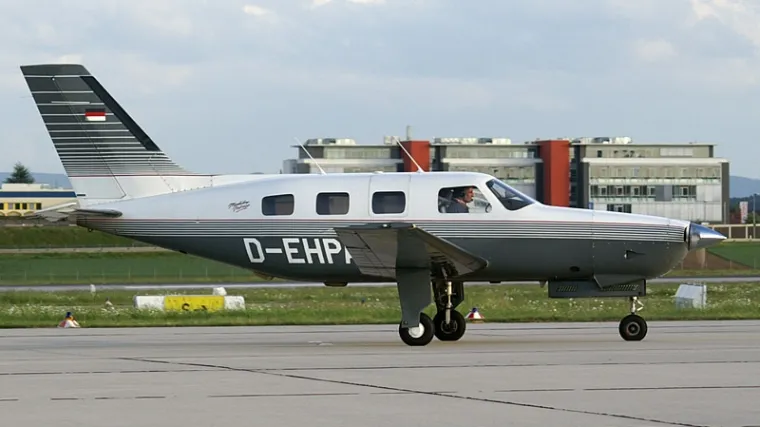 Pula: Njemački avion sletio na nos