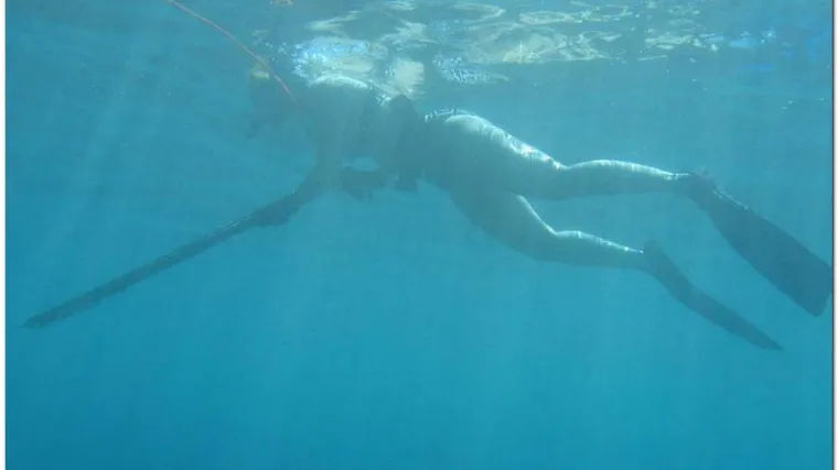 Harpunom pod vodom pogodio poznanicu