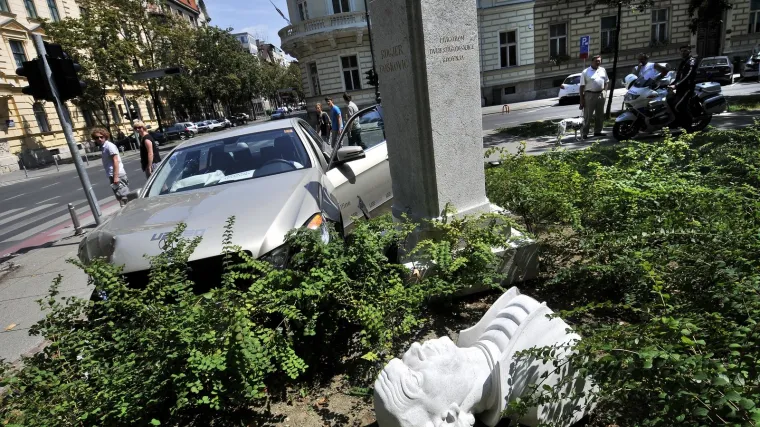 Mercedes U2 razbio Ruđerovu bistu
