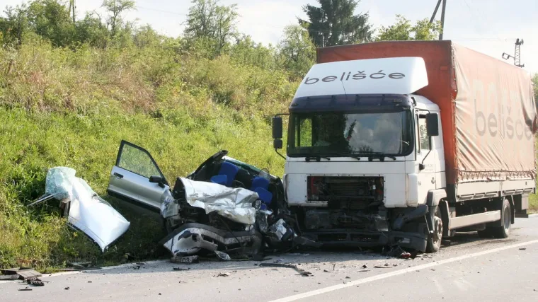 Majka s djecom podletjela pod kamion