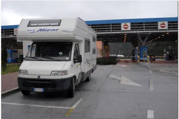 Djevojčica u vožnji ispala iz kampera