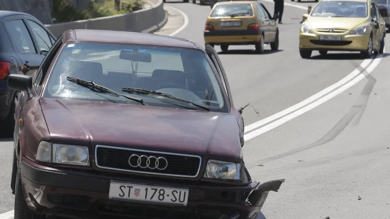 Dizalica pala s kamiona na 7 auta