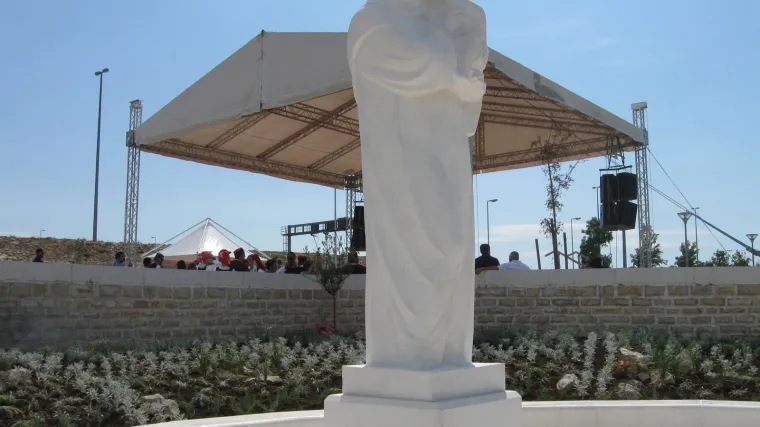 Kameni kip Majke Božje od 3,5 metra