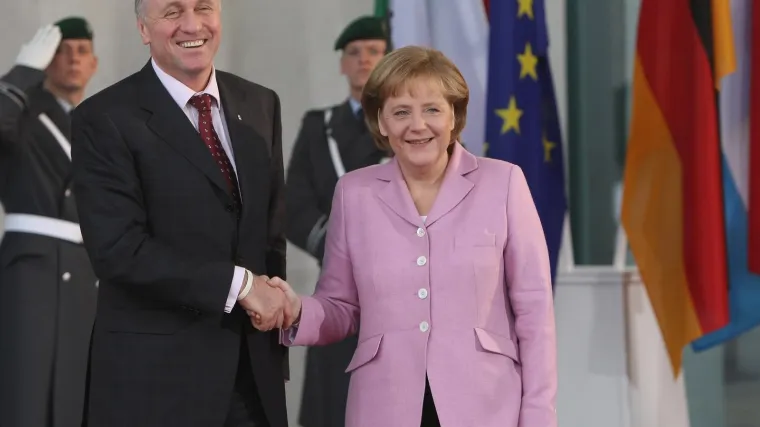 Česi kamenovali biv&scaron;eg premijera