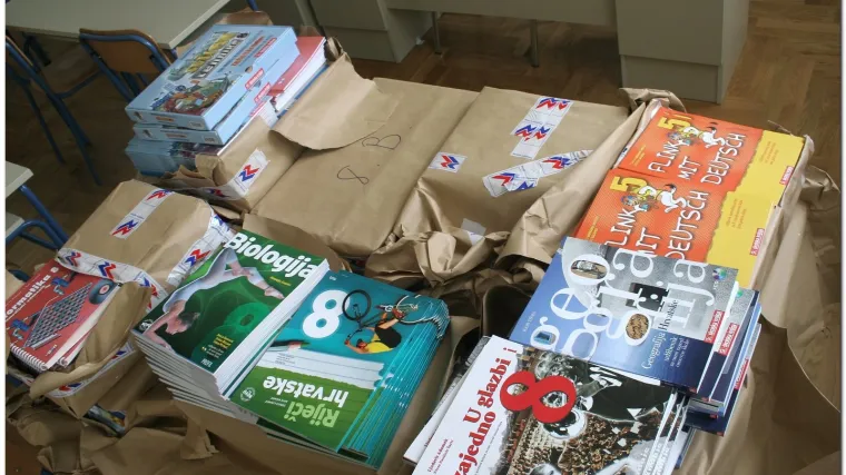 U &scaron;ibenskom zaleđu bacaju udžbenike