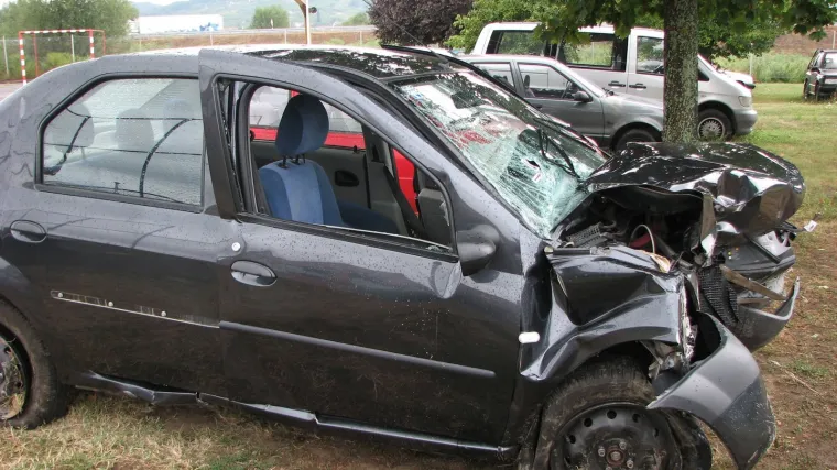 Autom se zabili se u betonski most