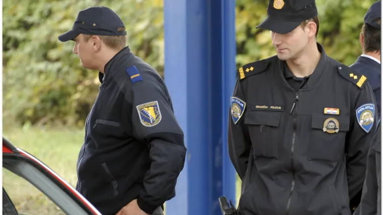 Granični policajci zapucali na automobil
