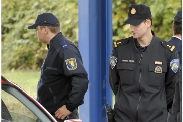 Granični policajci zapucali na automobil