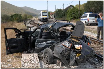 Nagibni vlak naletio na automobil
