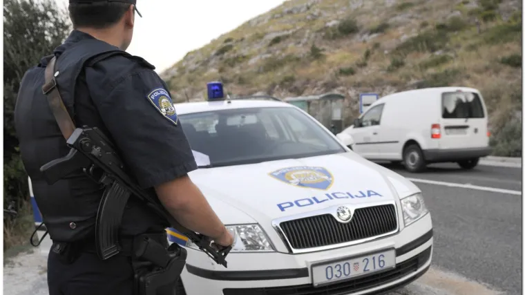 Inspektoru zapalili auto