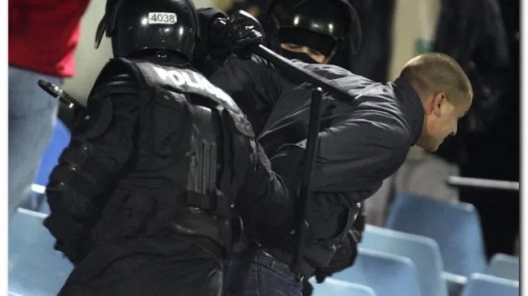Policija u JAR-u oružjem na navijače