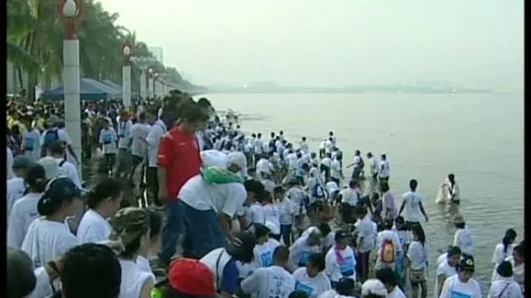 Tisuće ljudi grabilo tone smeća iz mora