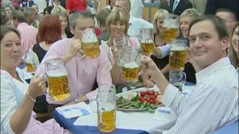 U M&uuml;nchenu potekla pivska rijeka