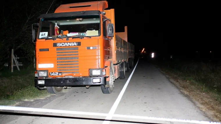 Mopedist (18) podletio pod kamion