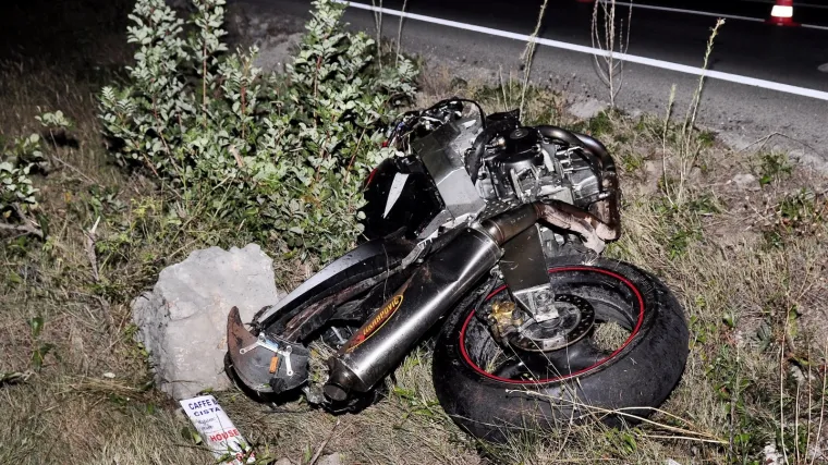 Mladić bez kacige poginuo na motoru