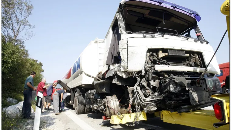 Udario u stijenu i vozio jo&scaron; sto metara