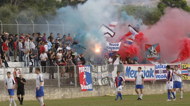 Podivljala Torcida prekinula utakmicu
