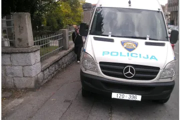 Iskočio iz jurećeg kombija jer ga je vozač pipkao