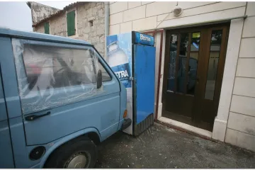 Razbili pekaru jer nisu dobili peciva