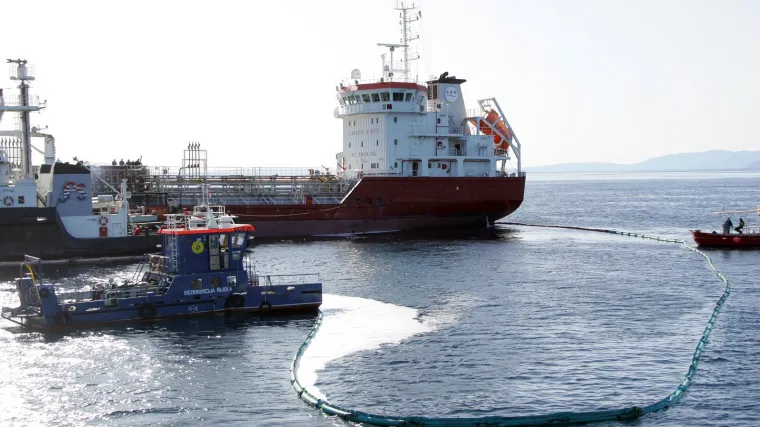 Masna mrlja u riječkoj luci