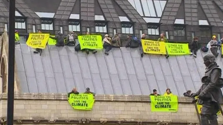 Prosvjednici si&scaron;li s krova, policija ih uhitila