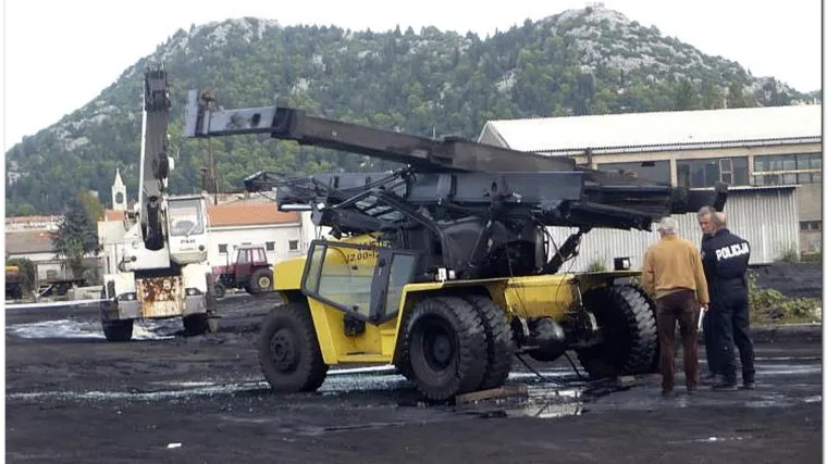 Dizalica ubila radnika u Luci Ploče