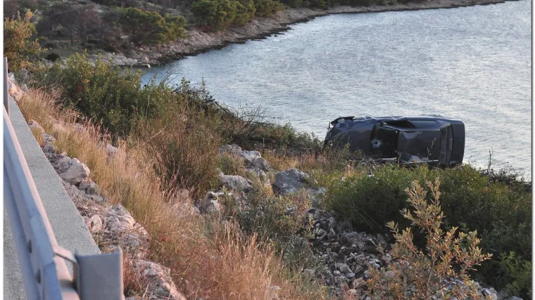 Proma&scaron;io zavoj i zaustavio se u granju