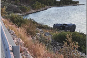 Proma&scaron;io zavoj i zaustavio se u granju