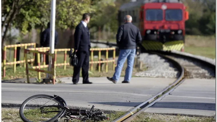 Biciklist te&scaron;ko ozlijeđen u naletu vlaka