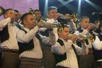 Trubači dočekuju Medvedeva