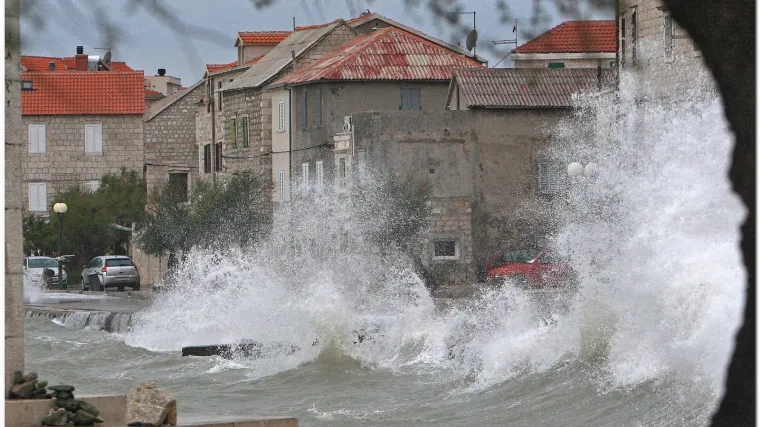 U Ka&scaron;telu valovi visoki tri metra