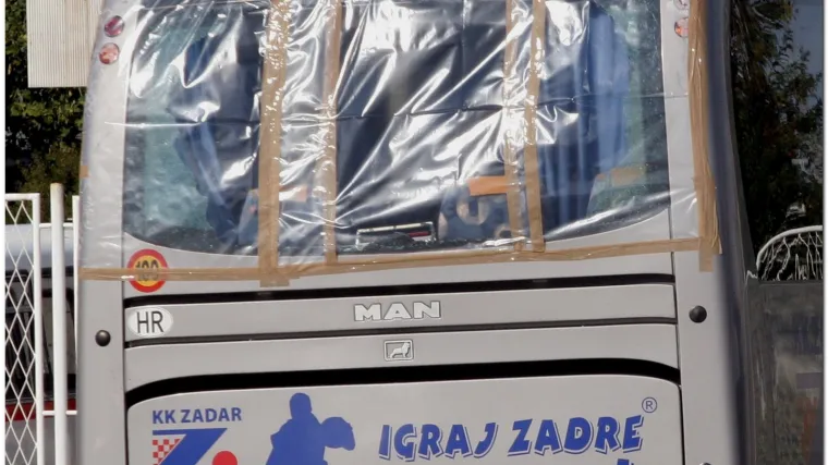 Navijači razbili autobus košarkaša