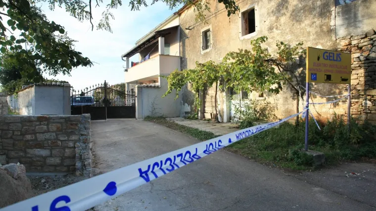 Kamenom zatukla supruga kamatara