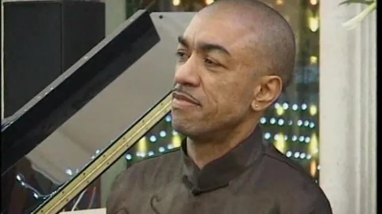 Obamin polubrat tvrdi da ga je otac tukao