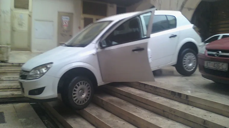 Zagrebački auto na riječkom stubi&scaron;tu