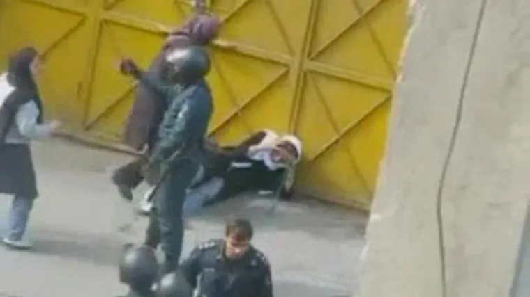 Policajci pendrecima mlatili žene