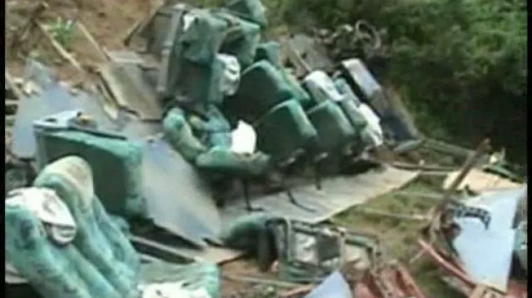 Autobus pun putnika sletio u provaliju