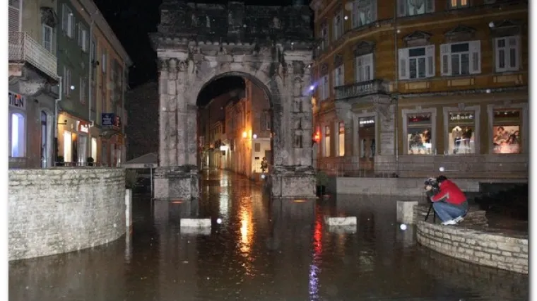 Obilna ki&scaron;a poplavila Pulu