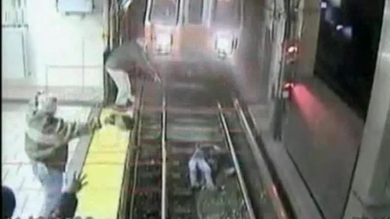 Žena pala na tračnice, vlak je za dlaku pregazio