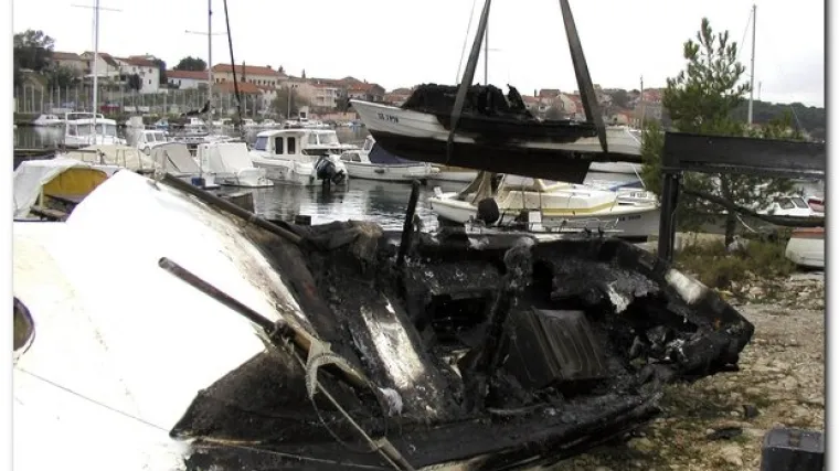 Maloljetni lopov zapalio brodice