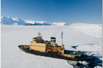 Ruski ledolomac oslobođen iz leda